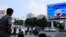 2016年9月9日平壤朝鲜民众在观看有关核试验的新闻报道。