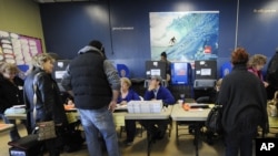 纽约长滩选民周二一早在临时安排的投票站登记投票