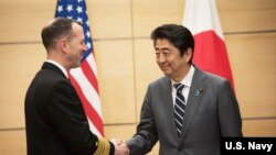 美國海軍作戰部長理查森上將（2019年1月17日）在東京與日本首相安倍晉三會見。