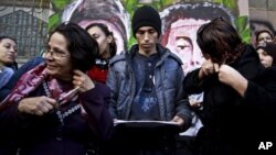 埃及一名反對派婦女12月25日在開羅解放廣場以剪掉頭髮來抗議伊斯蘭主義者支持的憲法草案。