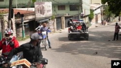 一辆警用卡车把两名被拘者送往海地太子港佩蒂翁维尔的警察局。(2021年7月8日)