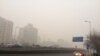 2015年11月30日，北京东直门附近二环路上空雾霾笼罩。（美国之音叶兵拍摄）