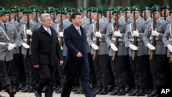 德国总统高克（左）和中国国家主席习近平3月28日在柏林检阅仪仗队