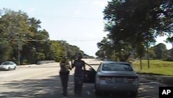 德克萨斯州公共安全部门提供的行车仪拍摄下的视频截图，显示警察正在逮捕黑人妇女桑德·布兰德。（2015年7月10日）