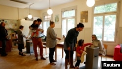 瑞士选民就是否让所有公民无论工作与否都能得到基本收入的计划投票（2016年6月5日）