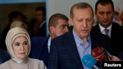 土耳其總統埃爾多安(右)在投票後接受記者訪問