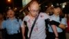 警察协助一名在旺角声援占中被反占中人士用硬物袭击受伤的男子