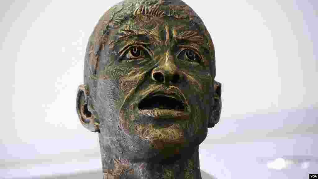 焚烧的西藏塑像