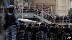 2017年6月12日，被俄罗斯警方监控的抗议人士们参与了莫斯科市区的一场示威活动。