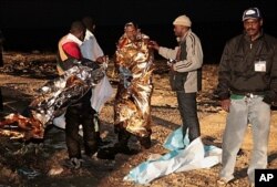 移民到达意大利小岛后得到帮助