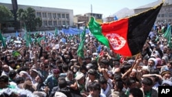 阿富汗总统候选人阿卜杜拉的支持者在喀布尔街头呼喊口号，抗议选举舞弊。(资料照片)