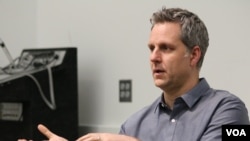 《被禁止的游戏》作者沃什伯恩 (美国之音章真拍摄)