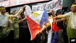 近200名台湾人聚集在菲律宾驻台北办事处外烧菲律宾国旗以抗议台湾渔民遭菲律宾海警射杀