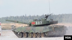 比赛中的中国96A坦克 (美国之音白桦 拍摄)
