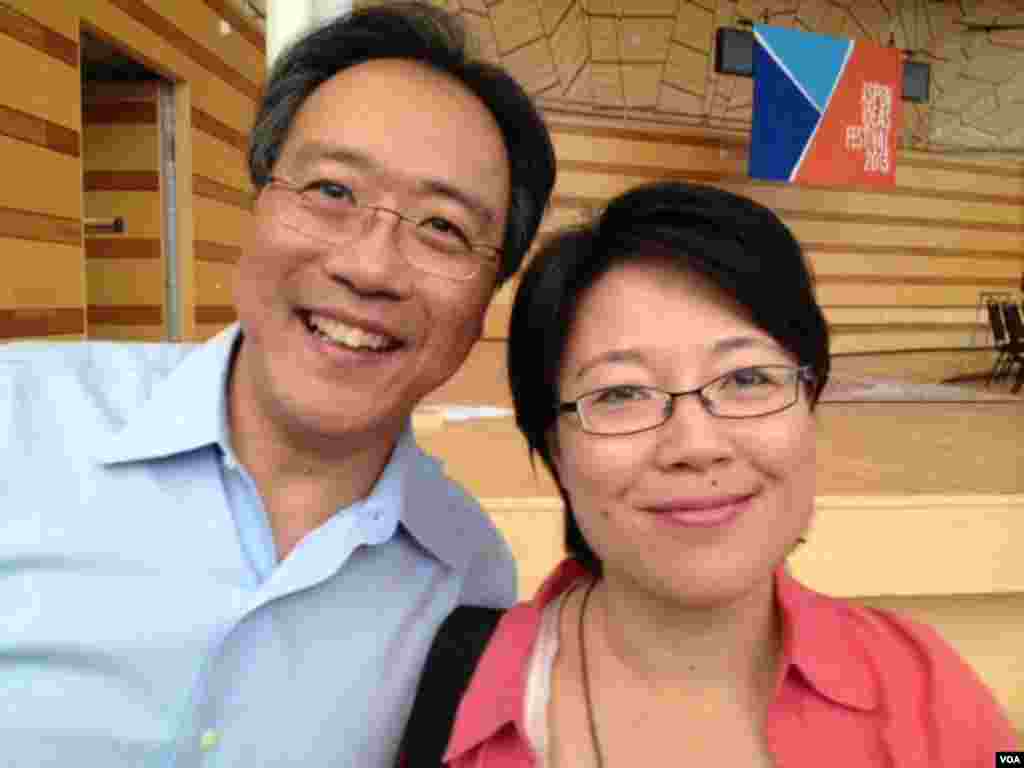 马友友(左）和美国之音&ldquo;焦点对话&rdquo;主持人宁馨的合照（美国之音宁馨提供）