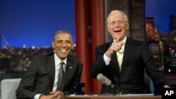 奧巴馬在CBS錄製節目休息時與主持大衛-萊特曼合照