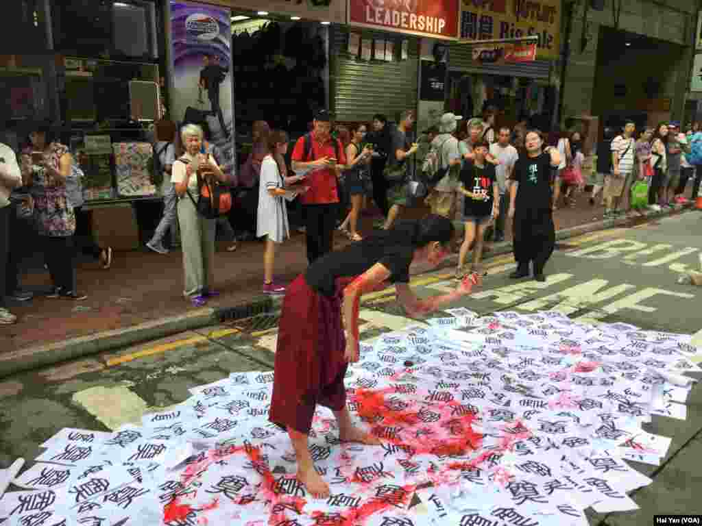 数以万计港人七一大游行捍卫一国两制（美国之音海彦拍摄）
