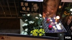 香港市民周五继续在中联办前吊唁刘晓波 (美国之音图片/海彦拍摄)