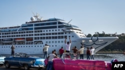 古巴人看着几十年来第一艘美国游轮来到古巴哈瓦那港（2016年5月2日）