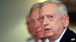 美国国防部长马蒂斯在五角大楼回答记者提问。（2017年9月19日）