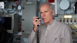 资料照片：时任海军部长的斯宾塞在大西洋上的福特航空母舰上对官兵讲话。(2019年10月27日)