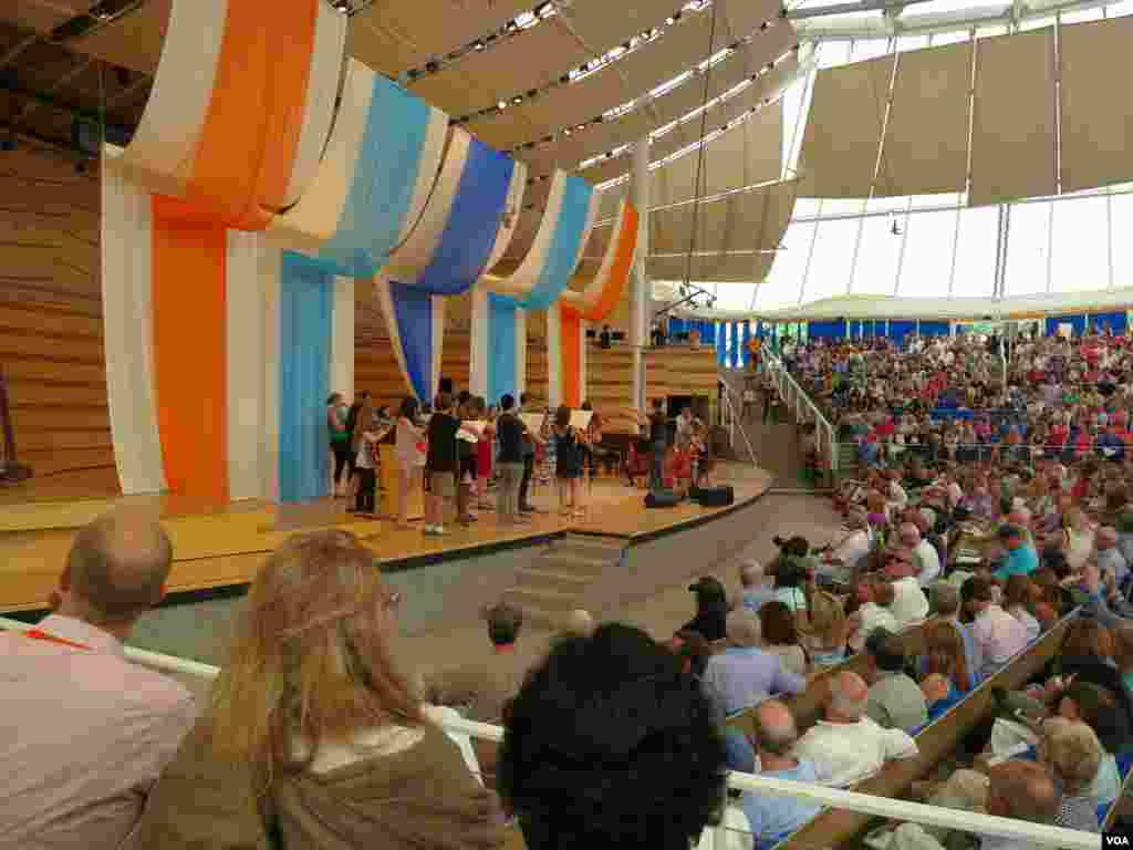 "大主意"论坛间隙中的音乐表演。（美国之音宁馨拍摄） 