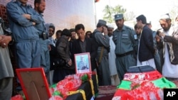 兩名警衛死者的棺木