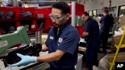 工人在波士頓一家運動鞋廠工作