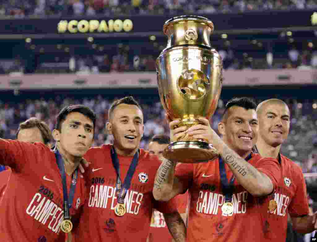 &#39;Yan wasan Chile su na murnar kofin da suka dauka na gasar Copa America