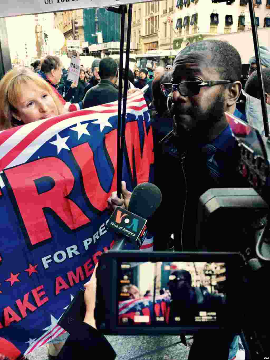 美国总统大选日前川普支持者与反对者在曼哈顿川普大楼前互相叫骂争辩，吸引路人围观拍照 (美国之音张佩芝拍摄)