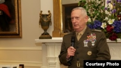 馬蒂斯上將2013年4月4日出席退役招待會（美國海軍陸戰隊照片）