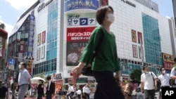 日本民眾在東京港區新橋車站附近行走。（2021年7月29日）