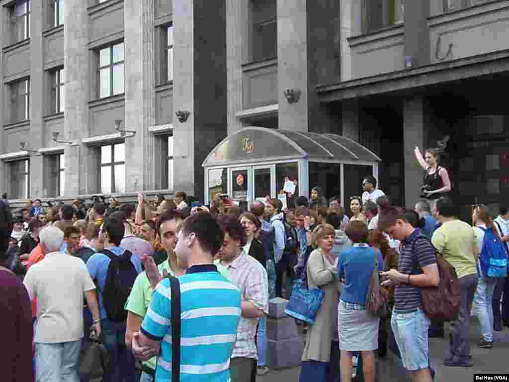 7月18日国家杜马大门前的示威者。(美国之音白桦拍摄)