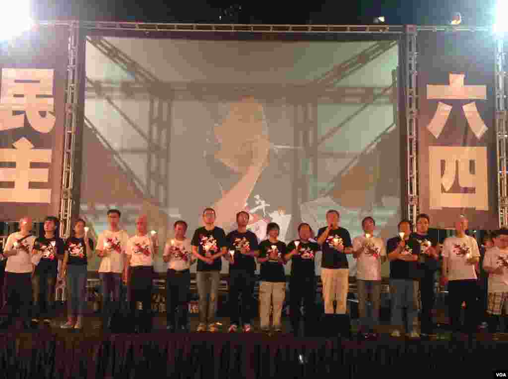 数以万计港人云集维园烛光纪念六四事件(美国之音海彦拍摄)