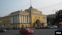 俄罗斯积极在南中国海和东南亚展示海军军旗。位于圣彼得堡的俄罗斯海军司令部。