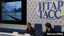 越南大使范春山（左）6月19日在俄罗斯塔斯社宣讲越南在南中国海问题上的立场。