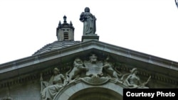 香港终审法院大楼上的象征正义与法律的蒙眼泰美斯女神像（苹果日报图片）