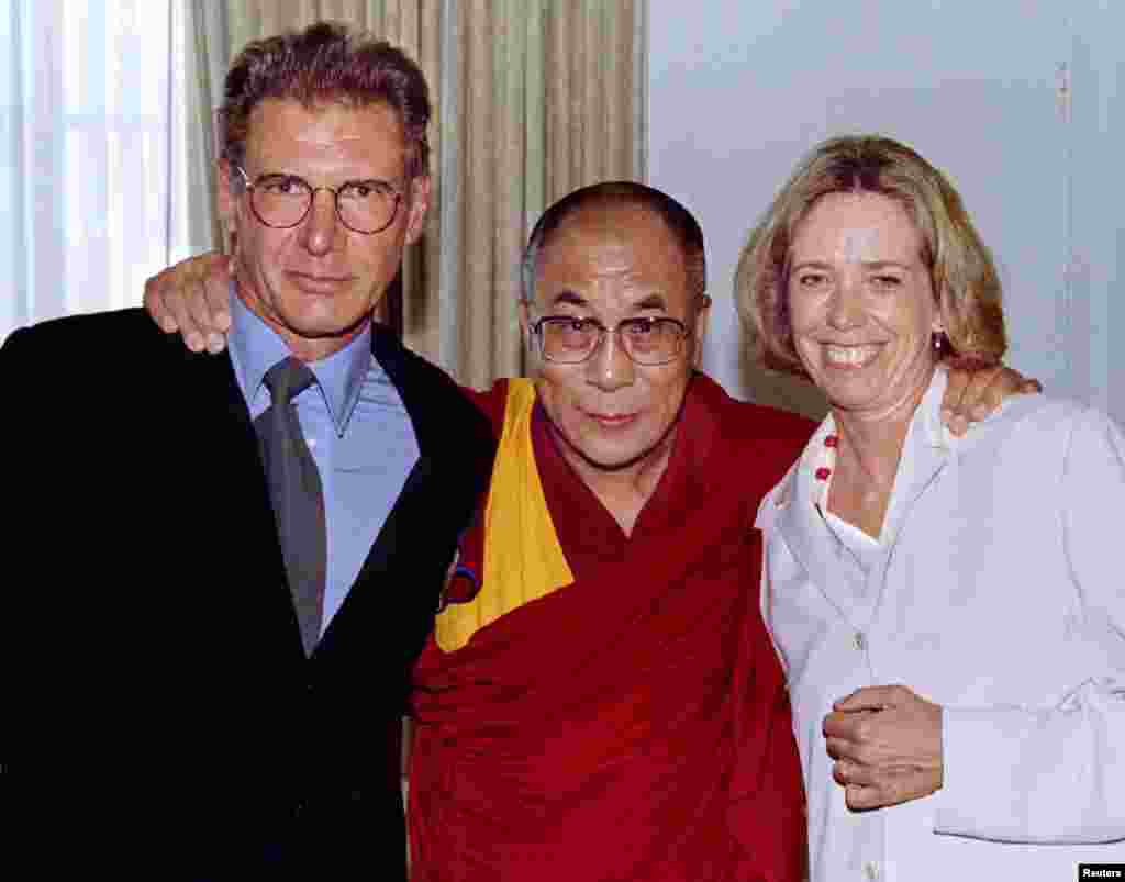 2015年11月4日，哈里森&middot;福特夫妇在洛杉矶的西藏募捐活动中和达赖喇嘛合影 FILE - From left, actor Harrison Ford, the Dalai Lama of Tibet and Harrison&#39;s then-wife, Melissa Mathison, pose at a fundraiser for Tibet at the Regent Beverly Wilshire Hotel in Los Angeles, Aug. 1, 1996. Mathison died Nov. 4, 2015, at the age of 65.