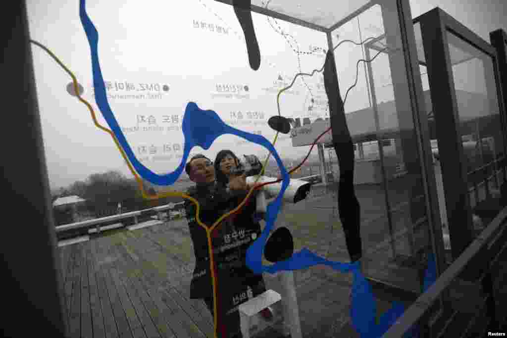 2013年4月5日，一对夫妇在首尔以北的坡州临津阁观看显示分隔朝鲜半岛南北方的非军事区地图。