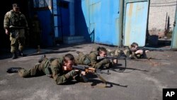 烏克蘭東部﹐年青的親俄分離分子在頓涅茨克接受軍訓。(2014年9月29日)