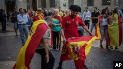 数十万支持西班牙统一的民众星期天在巴塞罗那举行示威。 （2017年10月29日）