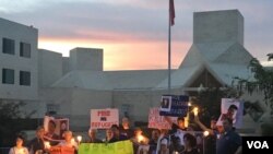 北韓自由聯盟在中國駐美大使館外舉行燭光守夜活動，呼籲中國停止遣返北韓人