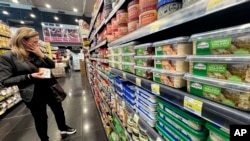 一名女子在黎巴嫩贝鲁特的一家超市购物。（2023年3月1日）