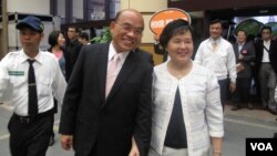 民进党主席苏贞昌和夫人(美国之音申华拍摄)