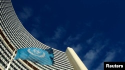 国际原子能机构在奥地利维也纳的总部和旗帜