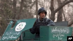 一名士兵站在阿富汗首都喀布爾最大的軍隊醫院旁（2017年3月8日）