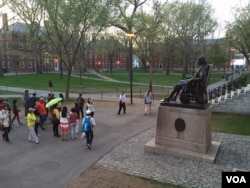 亞洲遊客參觀哈佛校園。（資料照）