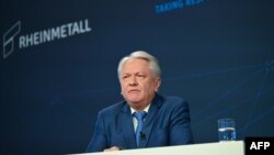 ແຟ້ມພາບ - ທ່ານ ອາມິນ ແພັບເພີເກີ (Armin Papperger), ຊີອີໂອຂອງຜູ້ຜະລິດອາວຸດເຢຍຣະມັນ ແລະຜູ້ສະຫນອງຍານພາຫະນະ Rheinmetall, ກ່າວຕໍ່ກອງປະຊຸມຂ່າວທາງອອນລາຍ ເພື່ອນໍາສະເຫນີຜົນໄດ້ຮັບປະຈໍາປີທີ່ສໍານັກງານໃຫຍ່ຂອງບໍລິສັດໃນ Duesseldorf, ພາກຕາເວັນຕົກຂອງເຢຍຣະມັນ, ວັນທີ 14 ມີນາ 2024.