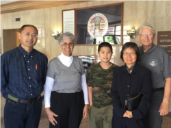 在2017年的洛杉矶大麻推进最后一场听证会上，提出反对的两对夫妇。中间是孟宪军当时还没长大的小儿子Tom。（本人提供）