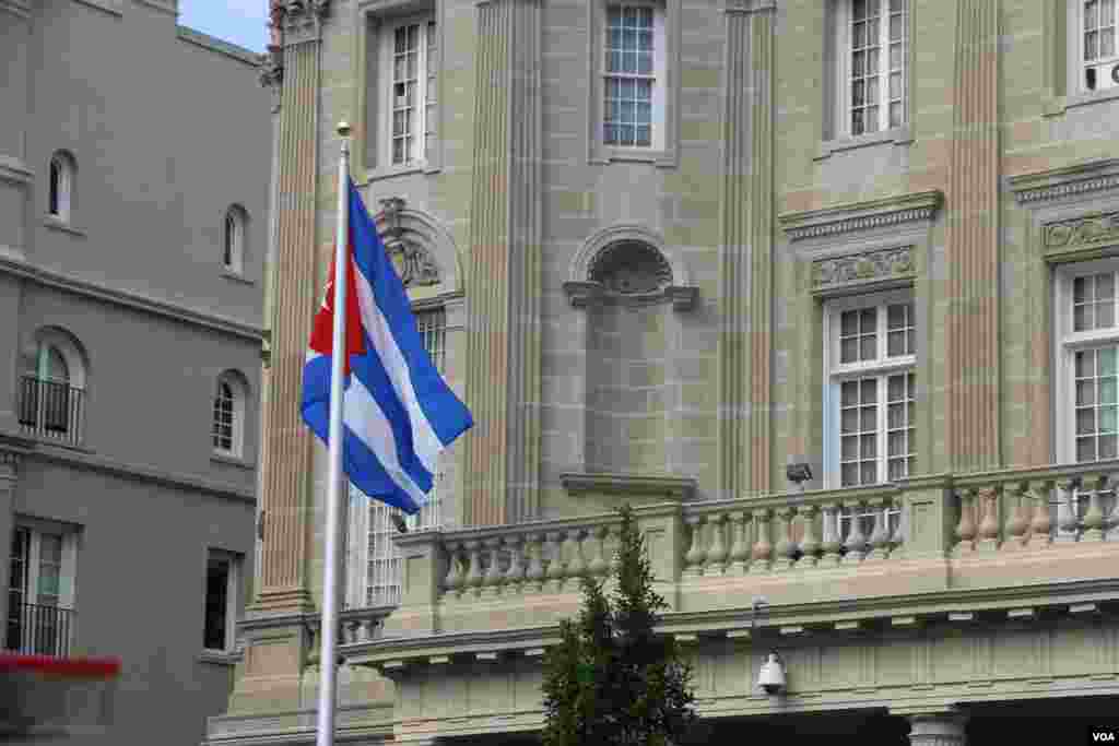 古巴駐美使館20號升起古巴國旗(美國之音楊晨拍攝)